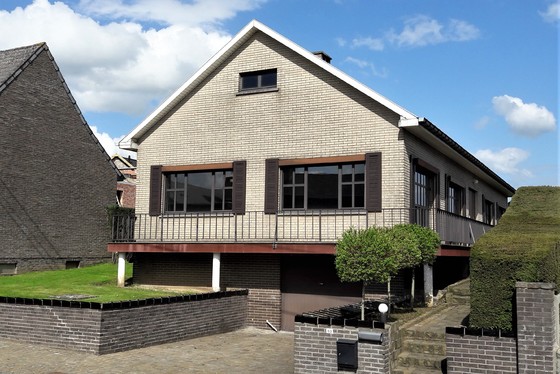 Charmante open bebouwing op 667m² met zuidoost gerichte tuin. Gelegen in een rustige omgeving. 