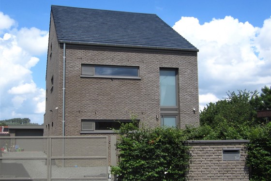 Nieuwbouw woning van 2013 op 675m² met zonnige tuin, aangelegd terras en garage. 