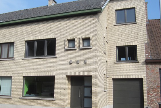 Charmante gerenoveerde woning met garage en zuid gerichte tuin. 