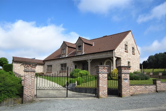 Prachtig gerenoveerde hoeve op 1891m² met zonnige tuin, aangelegd terras en garage v 63m²