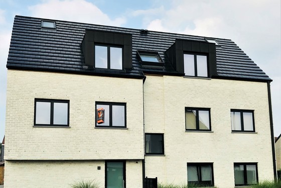 Prachtig nieuwbouw gelijkvloers-appartement van 73m² met 16m² terras, zeer veel lichtinval en rustige ligging !!! 