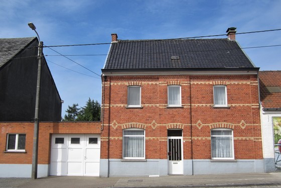 Charmante woning op 1060m² met zuidgerichte tuin en garage. Aanrader!