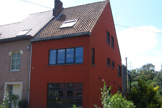 ZAT 7/7 1 STE BEZOEKDAG OP AFSPRAAK 0488/85.81.84 Prachtige halfopen bebouwing op 1533m² met stalen achterbouw van 2012