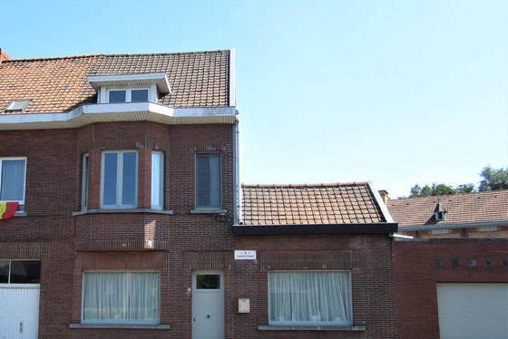 DONDERDAG 9/8 - 1 STE BEZOEKAVOND OP AFSPRAAK 0488/85.81.84 Charmante gerenoveerde halfopen bebouwing met ruime garage. 