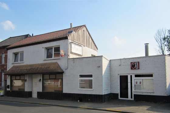 BEZOEK OP AFSPRAAK 0488/85.81.84 Herberg met ruime feestzaal 188m² en woonst, tal van commerciële mogelijkheden. 