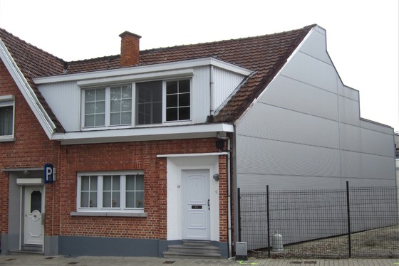 VRIJDAG 28/9 - 1 STE BEZOEKAVOND OP AFSPRAAK 0488/85.81.84 Mooi gerenoveerde woning v 2008-16 met koer 6m² en terras 17m². 