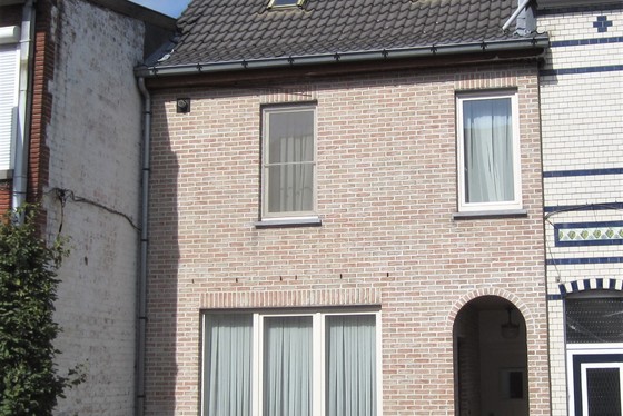 BEZOEK OP AFSPRAAK 0488/85.81.84 Prachtig gelijkvloers appartement van 110m² met zonnepanelen, zonnig terras, mooie tuin en tuinhuis op 300m²!!! 