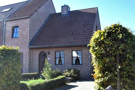 ZAT.27/10 - 1 STE BEZOEKDAG OP AFSPRAAK 0488/85.81.84 Charmante halfopen bebouwing v 2003 op 1190m² met garage, terras en grote tuin. 