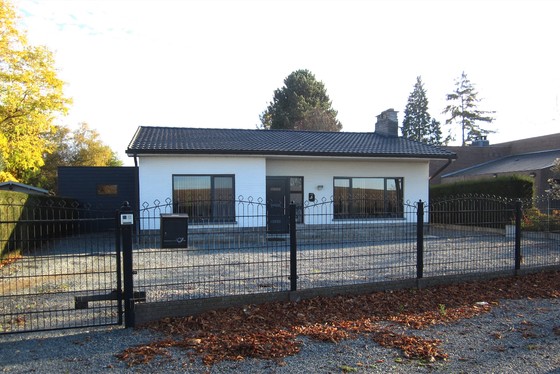 ZAT 24/11 1STE BEZOEKDAG OP AFSPRAAK 0488.85.81.84 Prachtige open bebouwing op 1290m² met zuid gerichte tuin en landelijk uitzicht.