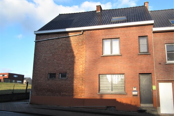 Op te frissen half open bebouwing op 1671m² met zonnige tuin en landelijk uitzicht.