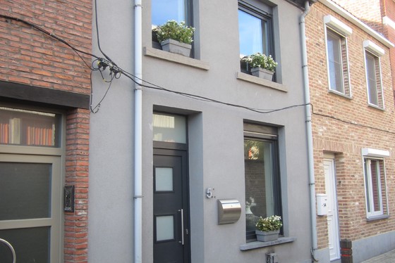 Volledig gerenoveerde woning van 2007-2018 met zonnig terras. 
