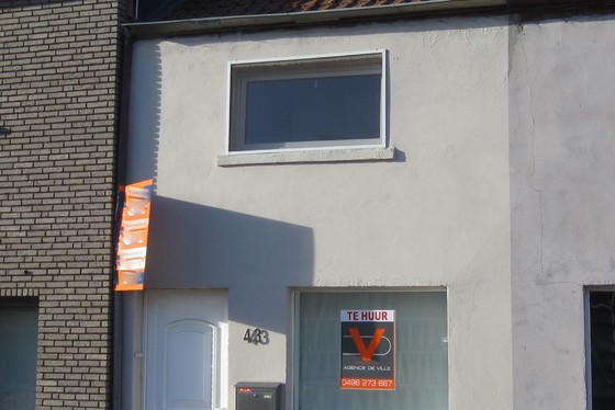 Volledig gerenoveerde woning met zonnig terras en uitzicht op groen. 