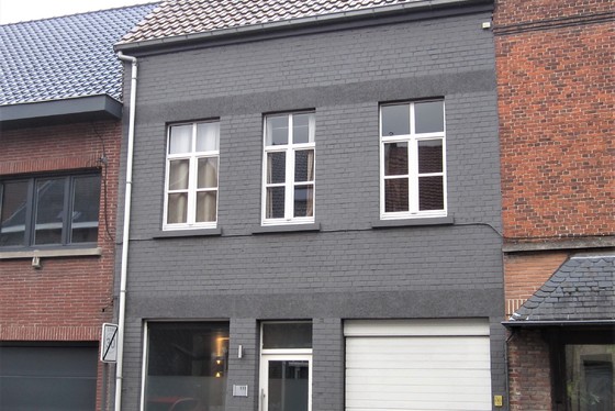 BEZOEK OP AFSPRAAK 0488.85.81.84 Mooi gerenoveerde woning op 442m² met zonnige tuin, terras en garage. 