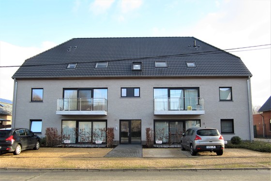 BEZOEK OP AFSPRAAK 0488/85.81.84 Prachtig gelijkvloers appartement 82m² van 2015, met 2 zonnige terrassen, garage en staanplaats. 