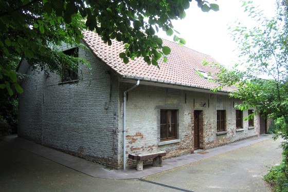 ZAT 26/1 1STE BEZOEKDAG OP AFSPRAAK 0488.85.81.84 Charmante hoeve op 4791m² met zonnige tuin, terras, velden en boomgaard.