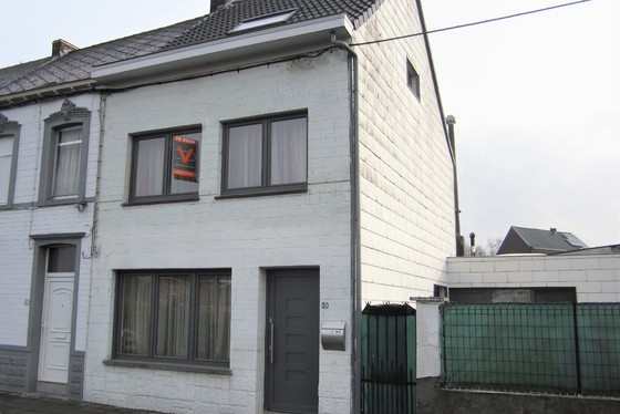 VRIJDAG 1/2 1ste BEZOEKAVOND OP AFSPRAAK 0488/85.81.84 Mooi gerenoveerde woning op 153m² met zonnig terras en garage. 