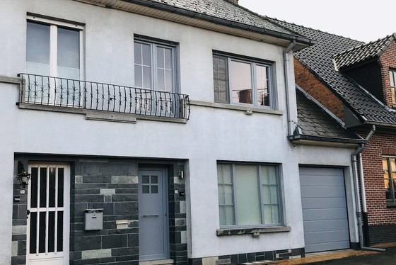 ZAT 9/2 1ste BEZOEKDAG OP AFSPRAAK 0488/85.81.84 Deels gerenoveerde woning op 609m² met zonnige tuin, terrassen en garage. 