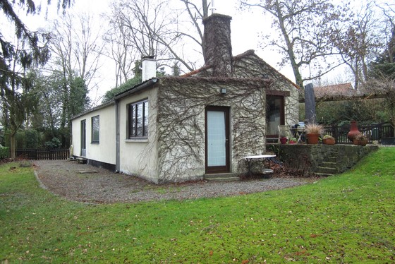 ZAT 16/2 1STE BEZOEKDAG OP AFSPRAAK 0488.85.81.84 Charmante open bebouwing op 1594m² met zuidgerichte tuin en terras. Rustige ligging. 