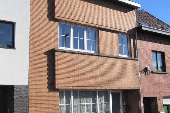 ZAT 2/3 1ste BEZOEKDAG OP AFSPRAAK 0488/85.81.84 Mooi gerenoveerde woning op 171m² met zonnige tuin en terras. 