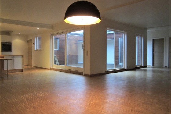 BEZOEK OP AFSPRAAK 0488.85.81.84 Prachtig appartement van 2014, 183m² met patio-terras 24m² en twee staanplaatsen. 