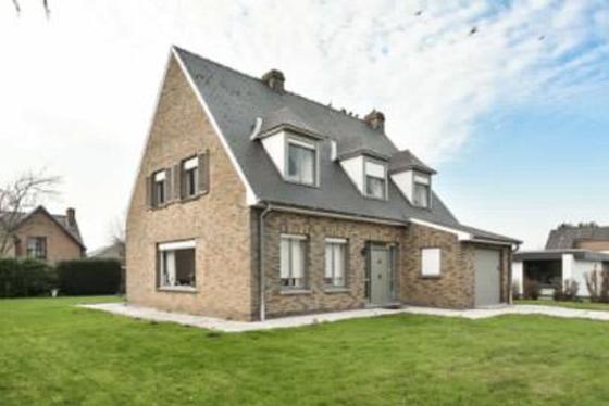 Prachtige villa op 871m2 met zuidwestelijk georiënteerde tuin. 