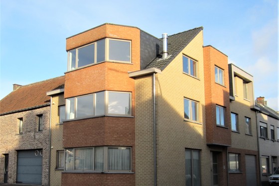 ZAT 23/3 – 1ste BEZOEKDAG OP AFSPRAAK 0488/85.81.84 Prachtig appartement 107m² van 2006, met terras en staanplaats. 