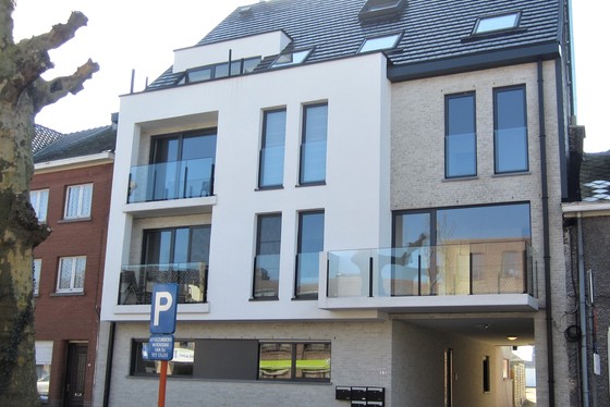 ZAT 30/3 – 1ste BEZOEKDAG OP AFSPRAAK 0488/85.81.84 Prachtig nieuwbouw-duplexappartement van 110m² met twee terrassen en staanplaats