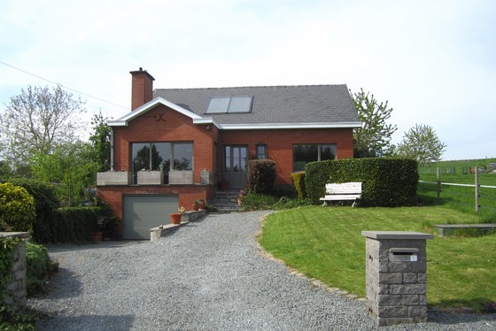 BEZOEK OP AFSPRAAK 0488/85.81.84 Prachtig gerenoveerde woning op 580m² met uniek uitzicht op de velden. Twee zonnige terrassen en tuin. 