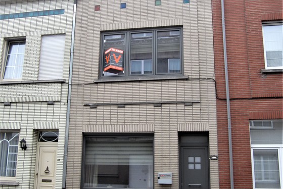 BEZOEK OP AFSPRAAK 0488/85.81.84 Charmante woning op 70m² met zonnig terras in het centrum van de stad. 