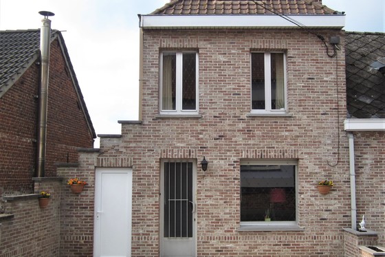 ZAT 18/5 -  1ste BEZOEKDAG OP AFSPRAAK 0488/85.81.84 Charmante woning op 230m² met zonnige tuin en twee terrassen. 