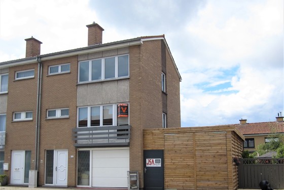 ZAT 8/6 - 1ste BEZOEKDAG OP AFSPRAAK 0488/85.81.84 Charmante bel-etage woning, half open bebouwing met aangelegd terras. Residentiele ligging in een rustige buurt. 