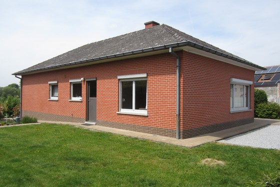 ZAT 8/6 - 1ste BEZOEKDAG OP AFSPRAAK 0488/85.81.84 Prachtige bungalow met garage en carport op 1082m² met uniek uitzicht op de velden. 