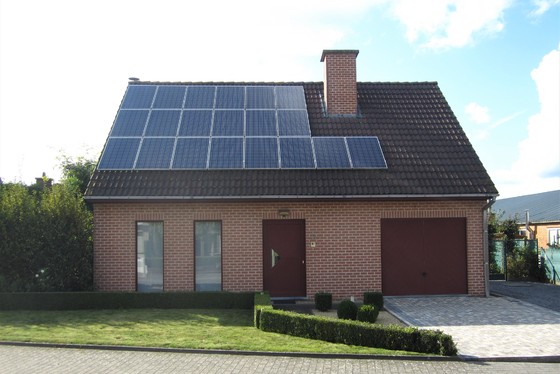 ZAT 21/9 - BEZOEKDAG OP AFSPRAAK 0488.85.81.84 Prachtige open bebouwing op 710m² met zonnepanelen en mooie tuin. Rustige ligging. 