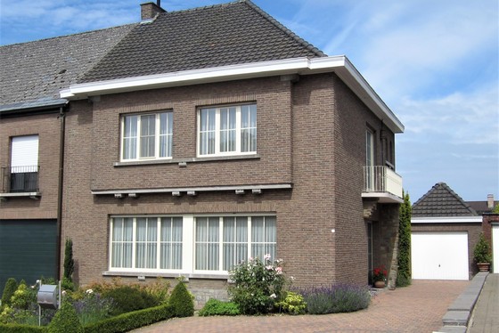 ZAT 31/8 - 1ste BEZOEKDAG OP AFSPRAAK 0488/85.81.84 Charmante woning, half open bebouwing op 716m² met prachtig aangelegde tuin, vijver en garage. 