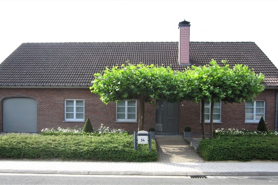 ZAT 31/8 - 1STE BEZOEKDAG OP AFSPRAAK 0488.85.81.84 Charmante villa op 741m² met een mooi aangelegde tuin, voortuin en terras.  Landelijk gelegen in een rustige straat. 