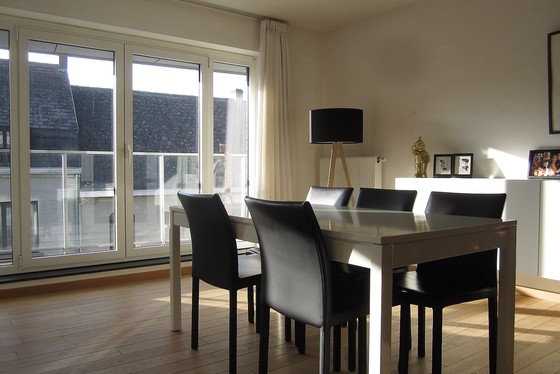 BEZOEK OP AFSPRAAK 0488.85.81.84 Prachtig appartement van 2013, 90m² met twee terrassen 6m² en overdekte staanplaats. 