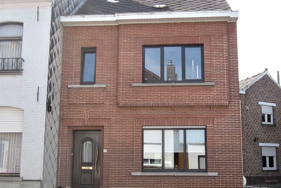 ZAT 7/9 - 1ste BEZOEKDAG OP AFSPRAAK 0488/85.81.84 Charmante woning op 436m² met zonnige tuin en twee aangelegde terrassen. 