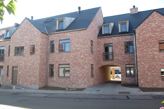 BEZOEK OP AFSPRAAK 0496 273 667 Luxueus appartement op de 1STE verdieping 68 m² met zuid gericht terras van 9 m². Landelijke stijl. Lift en autostaanplaats.