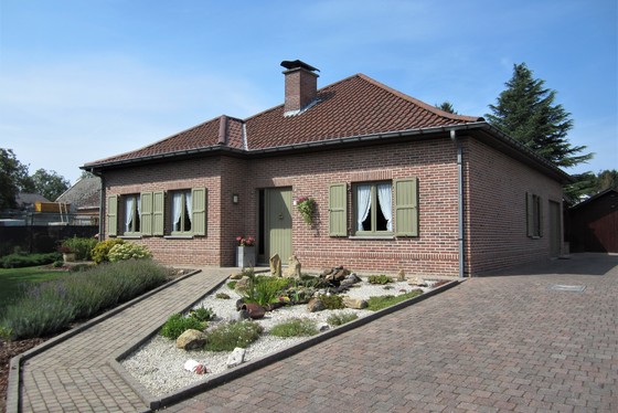 VRIJDAG 13/9 - 1STE BEZOEKAVOND OP AFSPRAAK 0488.85.81.84 Charmante villa op 949m² met mooi aangelegde tuin en zonnepanelen !! Gelegen in een rustig doodlopend straatje. 