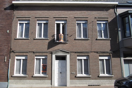 BEZOEK OP AFSPRAAK 0488/85.81.84 Karaktervolle herenwoning op 405m² met zonnige tuin en terras. Gelegen in het centrum. GENIET NU NOG VAN DE WOONBONUS !!