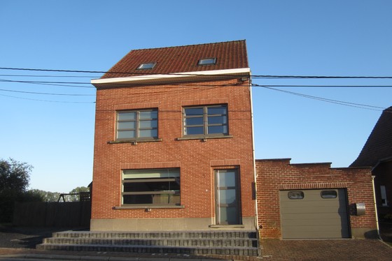 ZAT 2/11 – 1STE BEZOEKDAG OP AFSPRAAK 0488.85.81.84 Charmant gerenoveerde woning op 590m² gelegen in het hartje van de Vlaamse Ardennen. Landelijk uitzicht. GENIET NU NOG VAN DE WOONBONUS!! 