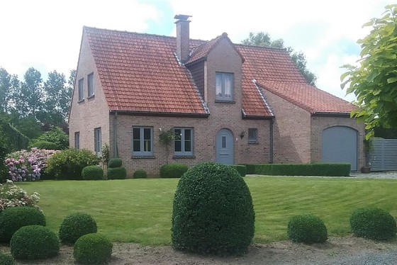 ZAT 16/11 - 1STE BEZOEKDAG OP AFSPRAAK 0488.85.81.84 Charmante villa op 1427m² met mooi aangelegde zuid gerichte tuin en landelijk uitzicht !! 