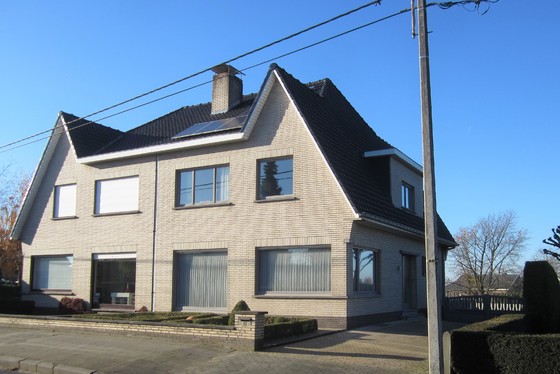 Prachtige halfopen bebouwing op 458m² met aangelegd verwarmd zwembad, poolhouse en zonnepanelen. 