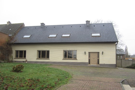 Charmante gerenoveerde hoeve op 1379m² met mooie tuin en twee garages. 