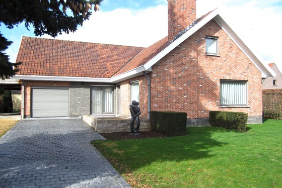 Charmante villa op 966m² met mooie tuin, terrassen en carport.