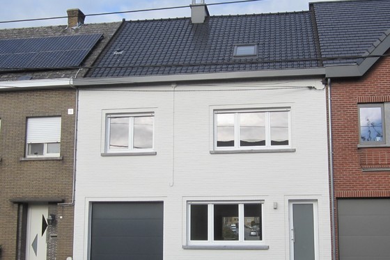 Prachtig gerenoveerde woning op 486m² met garage, aangelegd terras en zonnige tuin. 