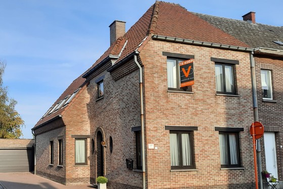 Prachtige halfopen bebouwing op 540m² met mooie aangelegde tuin, terras en garage!