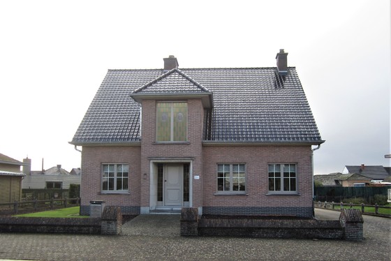 Prachtige residentiële villa op 800m² met mooie aangelegde tuin, oprit en terrassen!