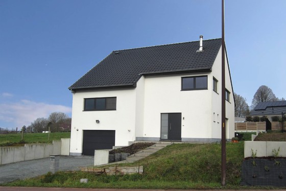 Prachtige villa van 2015 op 904m² met garage, zonnige tuin en panoramisch uitzicht.