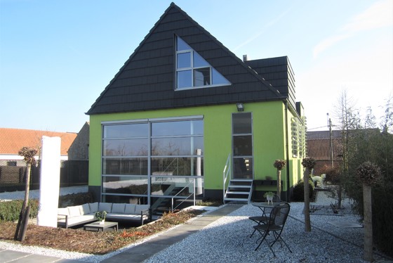 Prachtige villa van 2010 op 1392m² met mooie aangelegde tuinen, oprit, terrassen en lounge! 